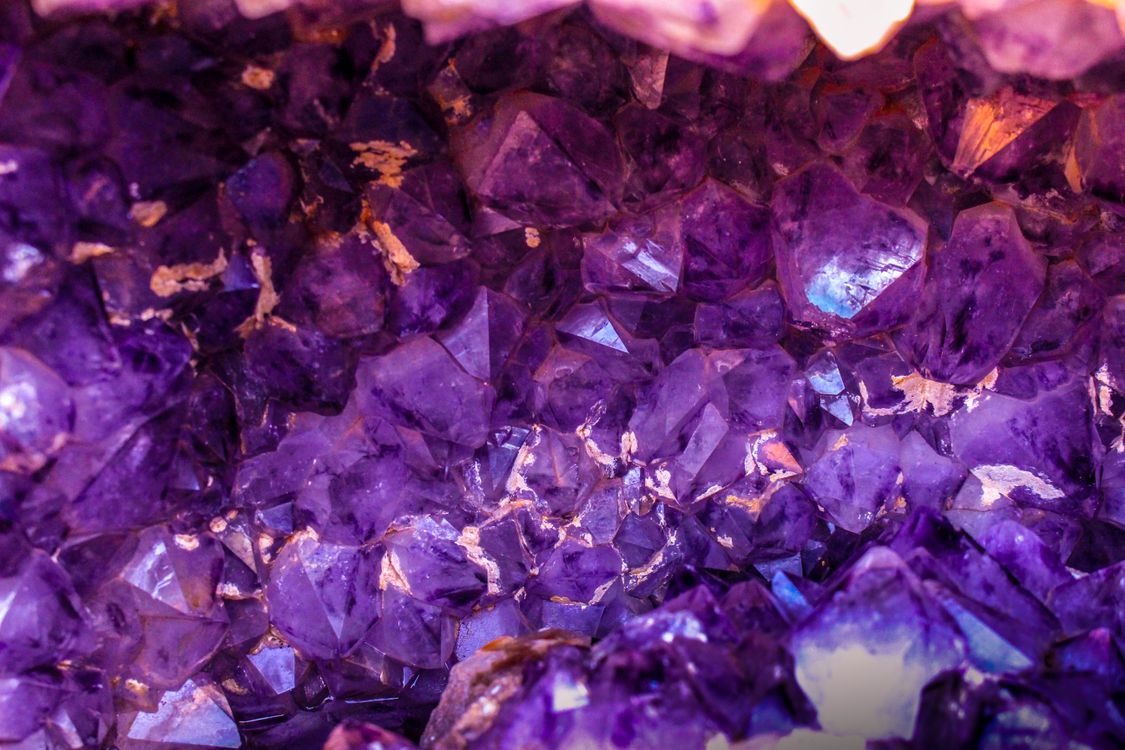 Primer plano de cristales violetas de amatista