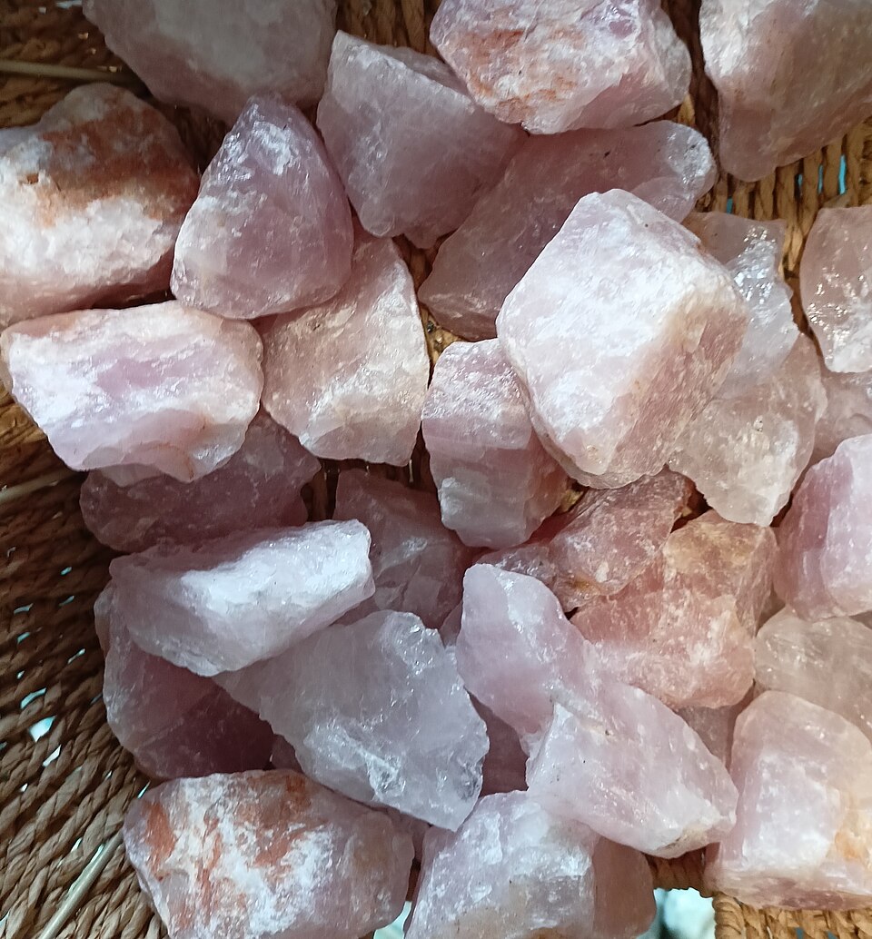Fragmentos de cuarzo rosa en bruto sobre fibras naturales