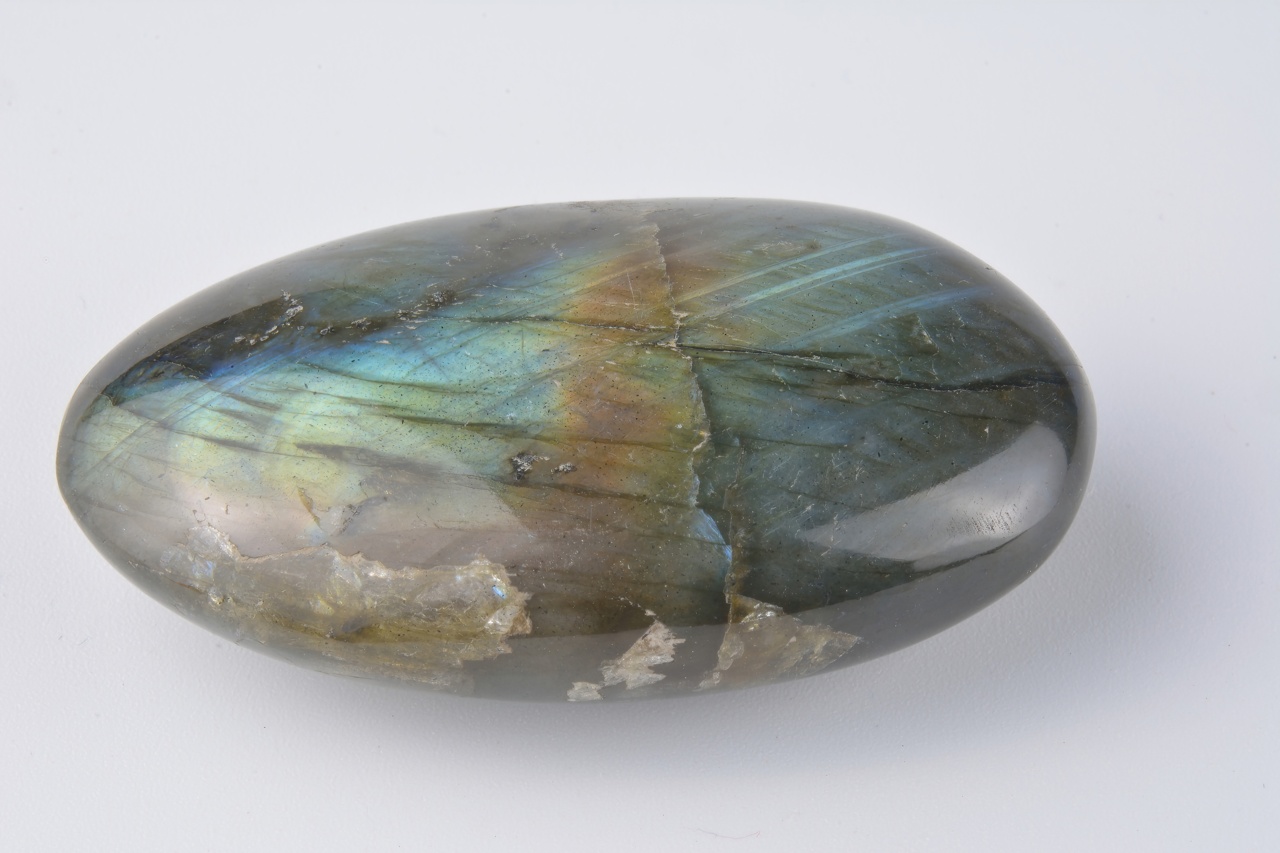 Labradorita gris pulida con reflejos azules, verdes y dorados de labradorescencia