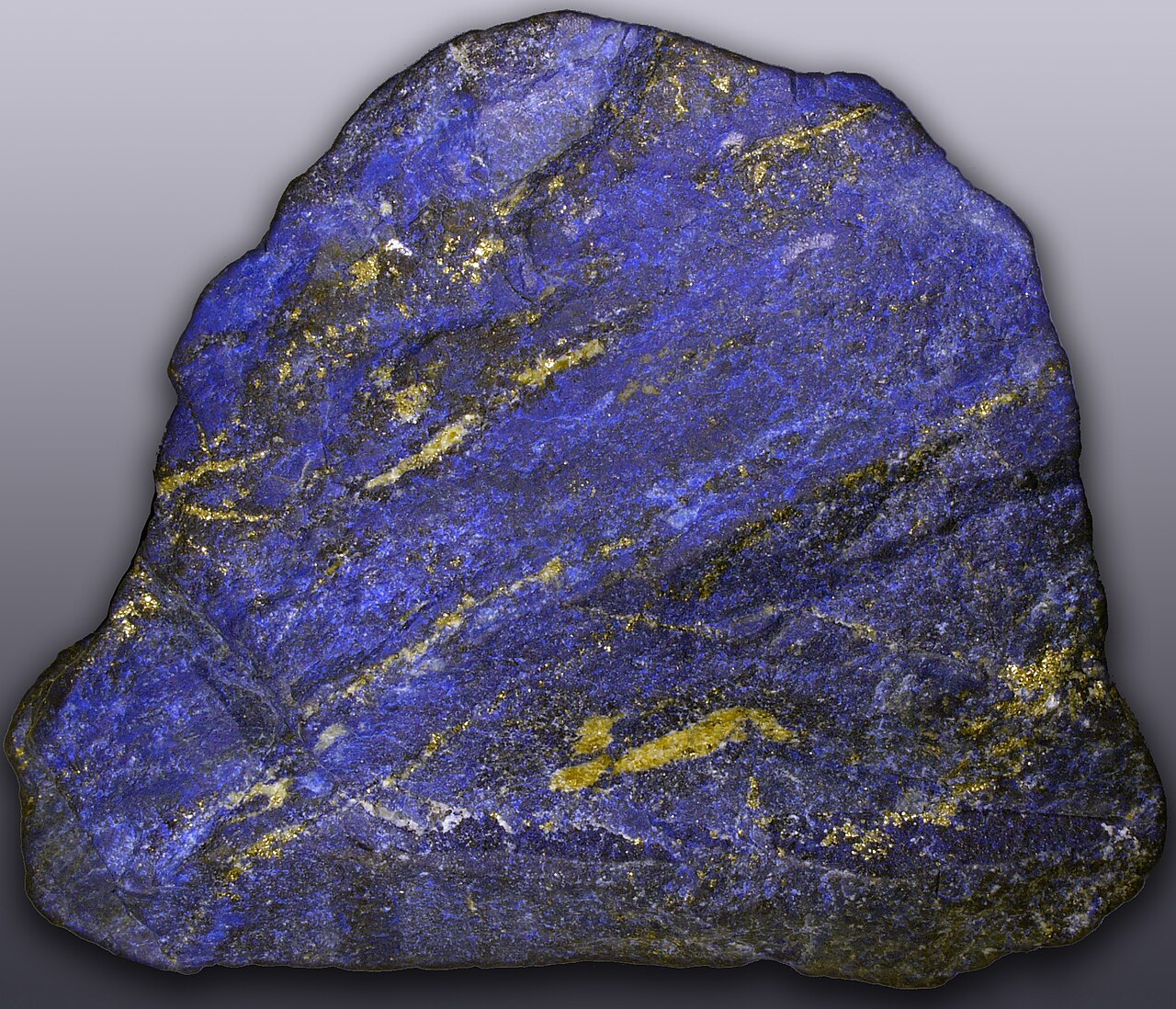 Lapislázuli azul con vetas y motas doradas de pirita